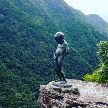 Статуя писающего мальчика Manikin Peeing Boy Statue