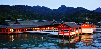 Наблюдение за сбором устриц и осмотр храма Ицукусима с лодки