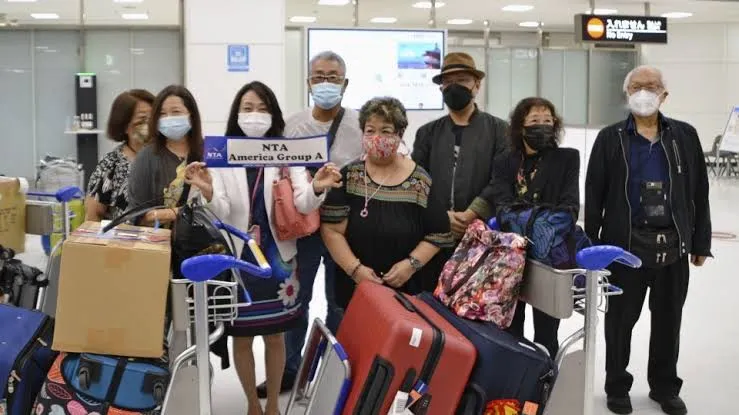 Первые туристы в Японии после двух лет закрытия страны