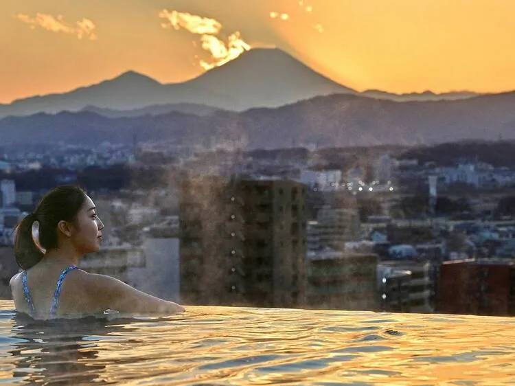 6 потрясающих отелей Японии с бассейнами с бесконечным краем