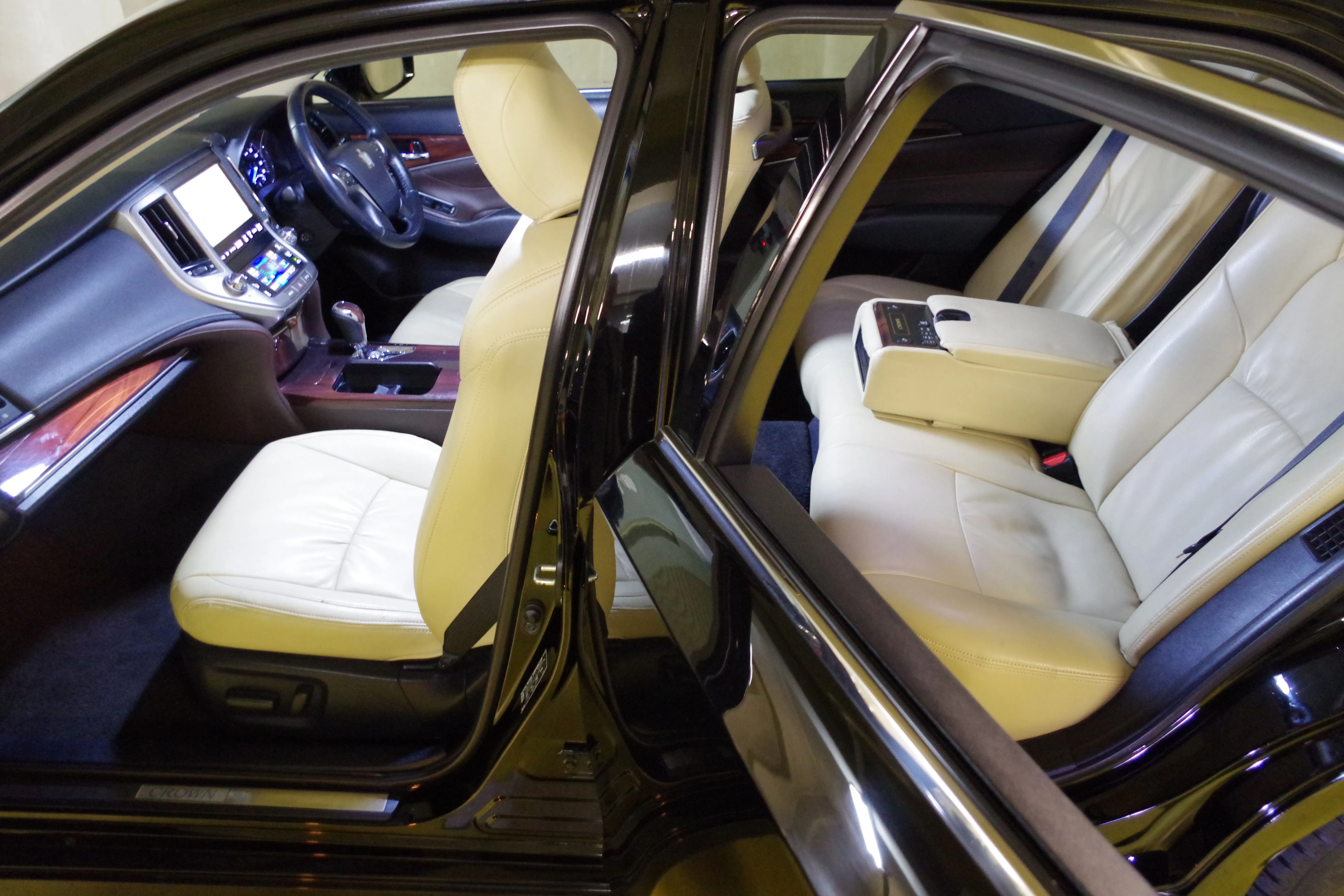 Седан в коже TOYOTA CROWN