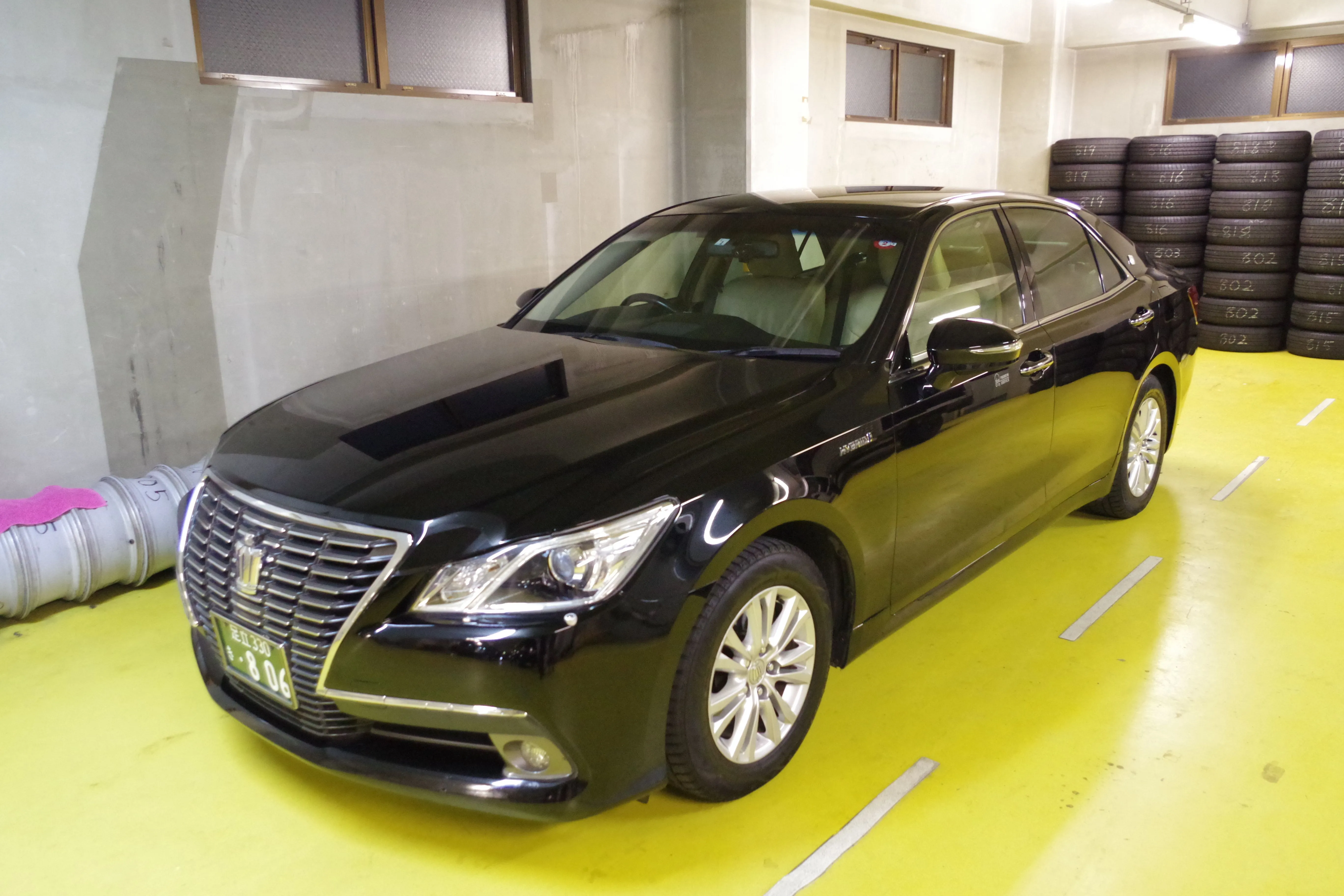 Седан в коже TOYOTA CROWN